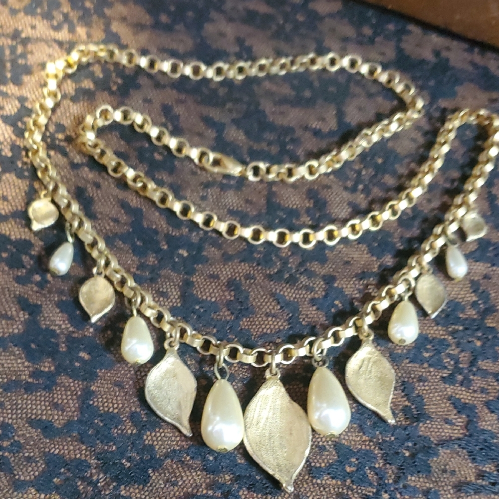 Elegant Gold and Pearl Necklace